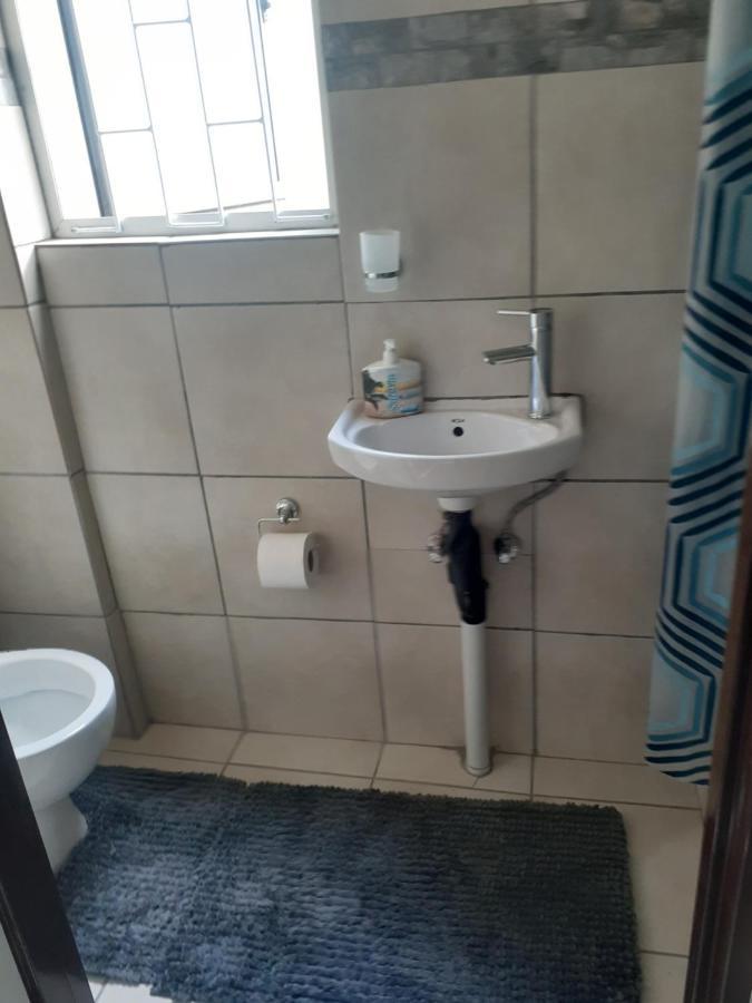 Ruros Guest House كمبتون بارك المظهر الخارجي الصورة